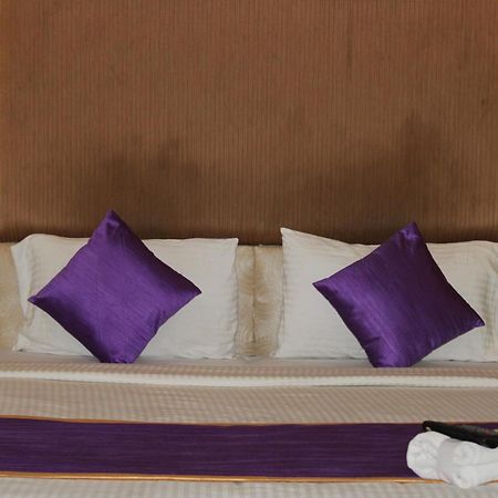 Vp International Hotel Bangalore Bagian luar foto