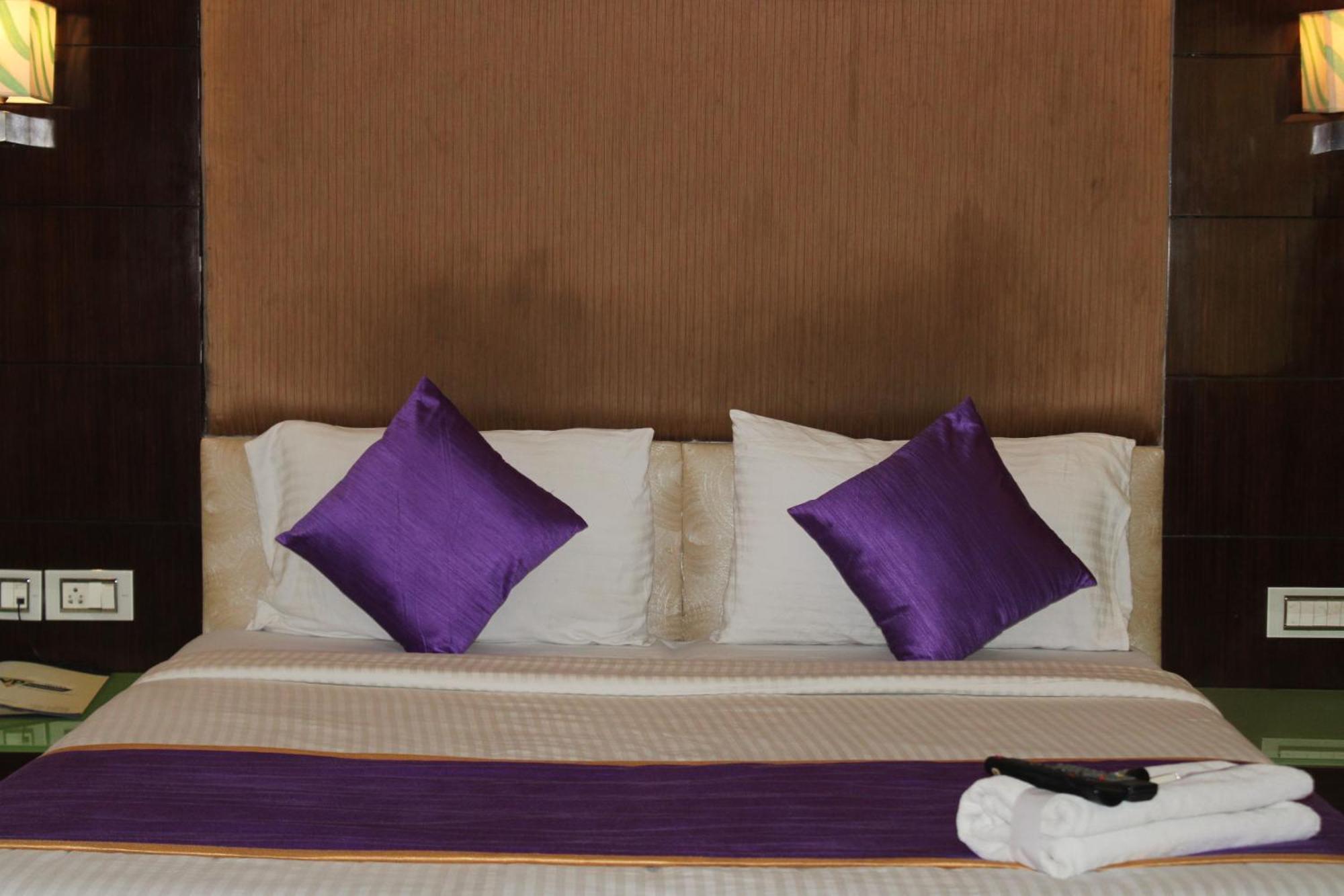 Vp International Hotel Bangalore Bagian luar foto