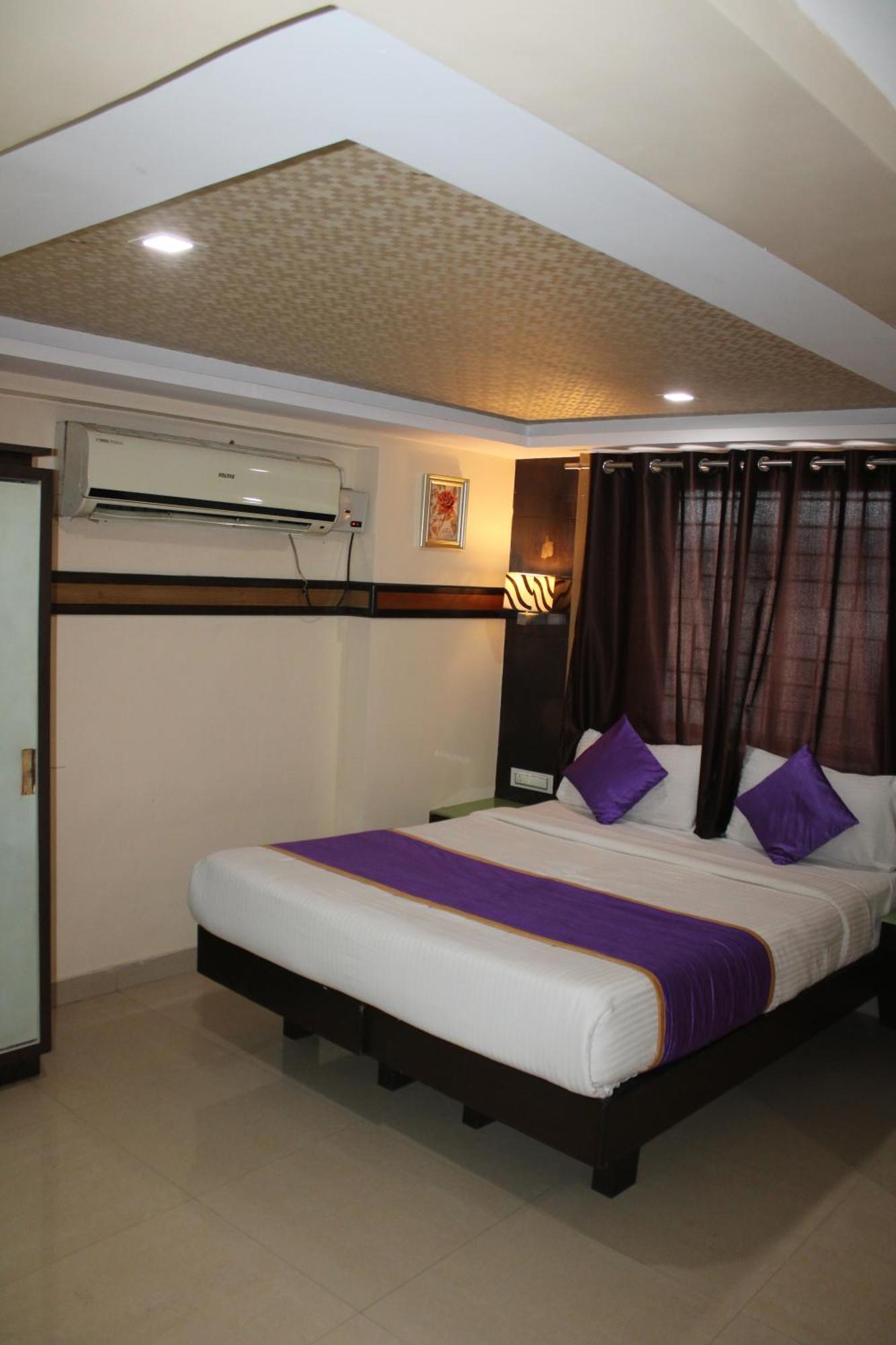 Vp International Hotel Bangalore Bagian luar foto