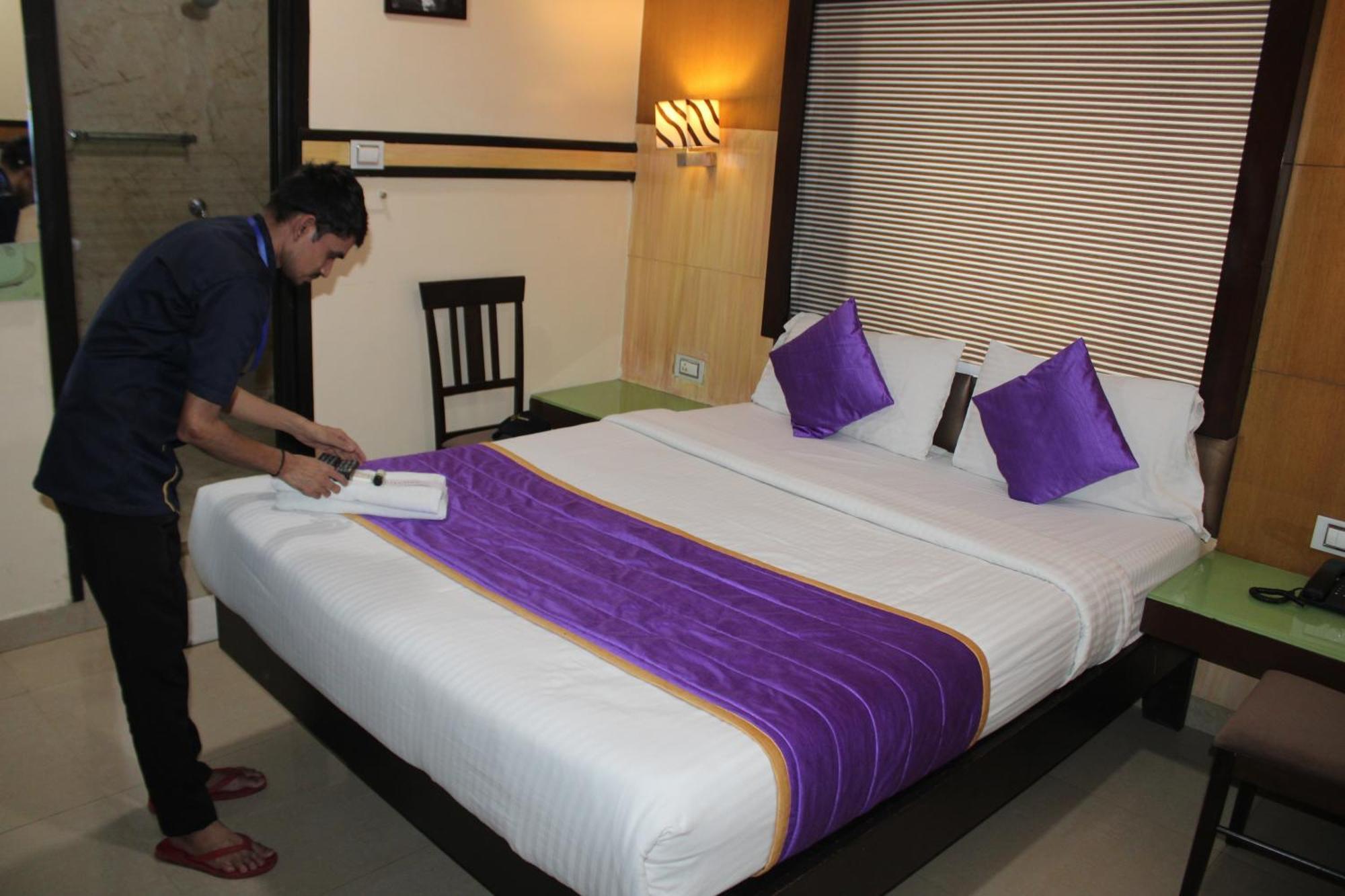 Vp International Hotel Bangalore Bagian luar foto