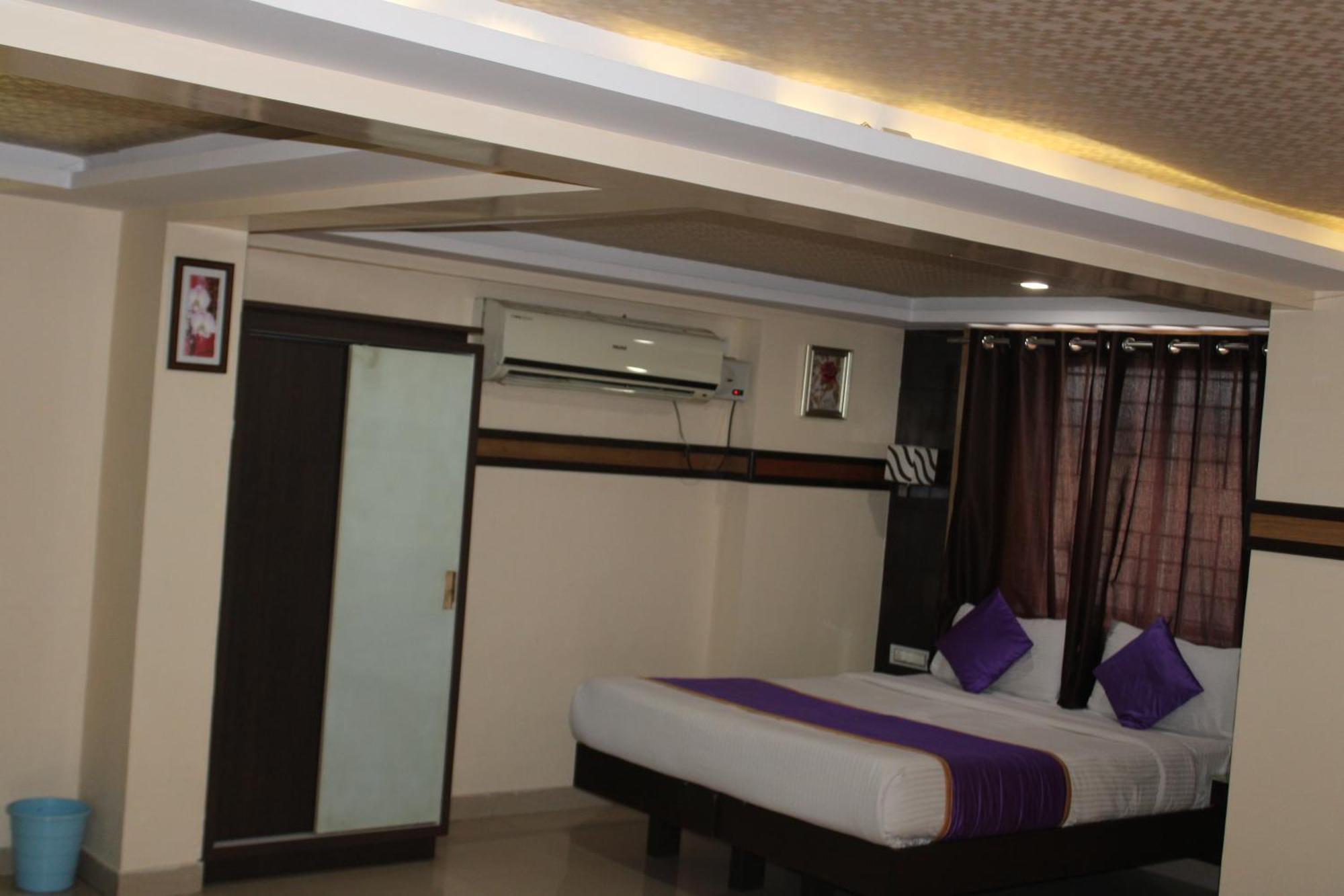 Vp International Hotel Bangalore Bagian luar foto