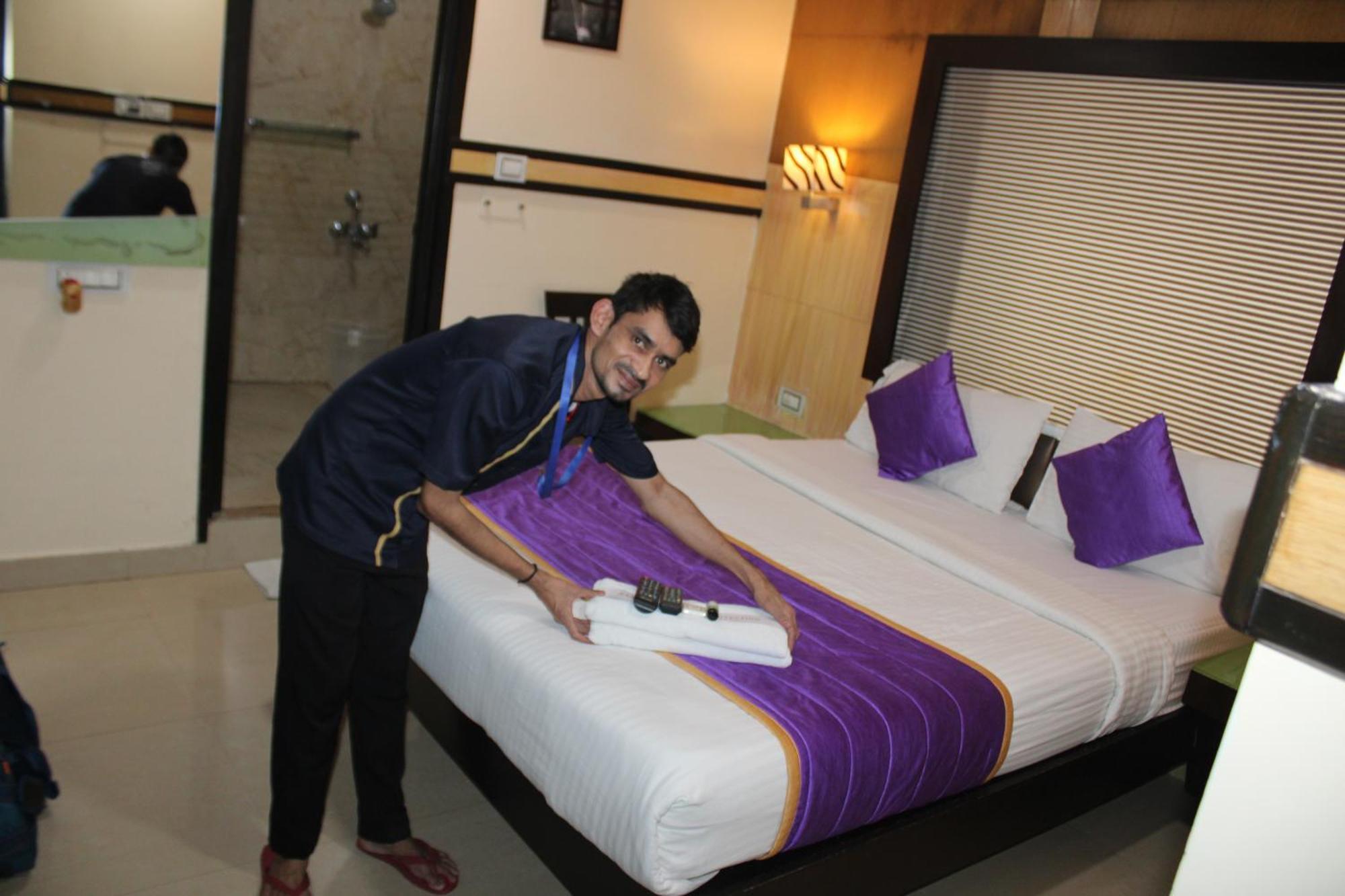 Vp International Hotel Bangalore Bagian luar foto
