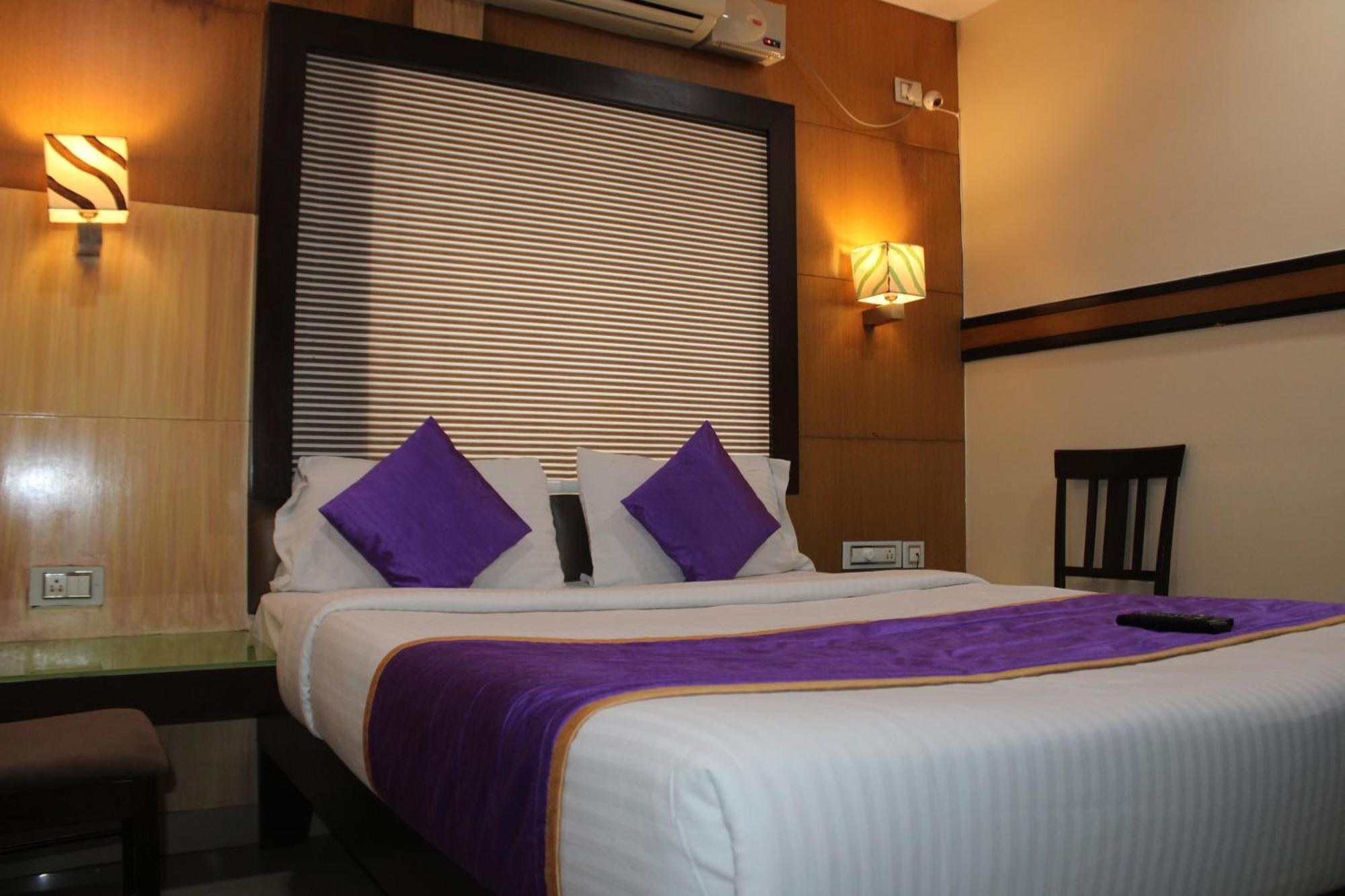 Vp International Hotel Bangalore Bagian luar foto