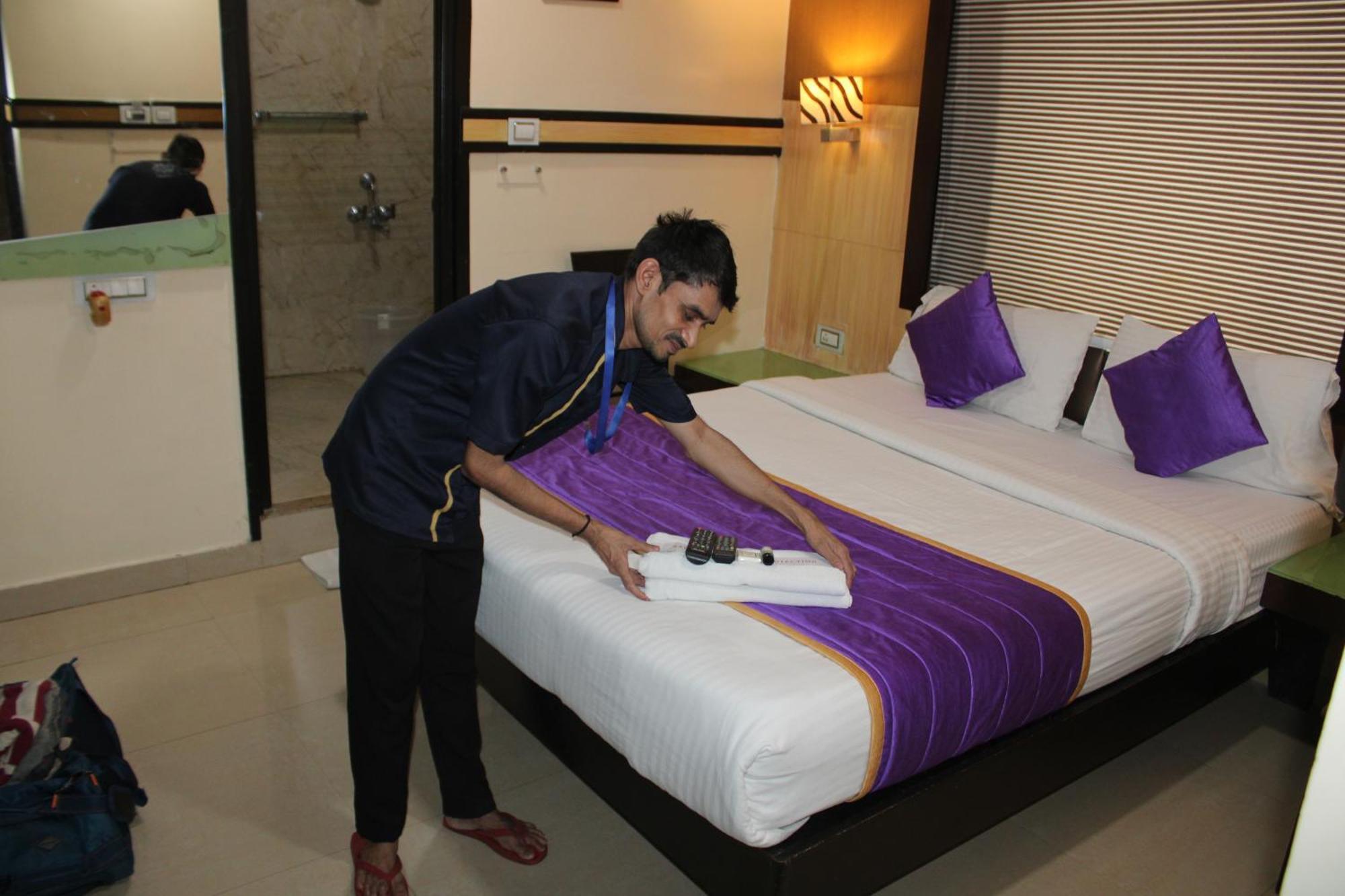 Vp International Hotel Bangalore Bagian luar foto
