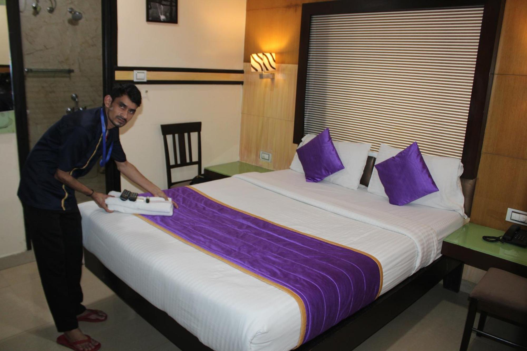 Vp International Hotel Bangalore Bagian luar foto