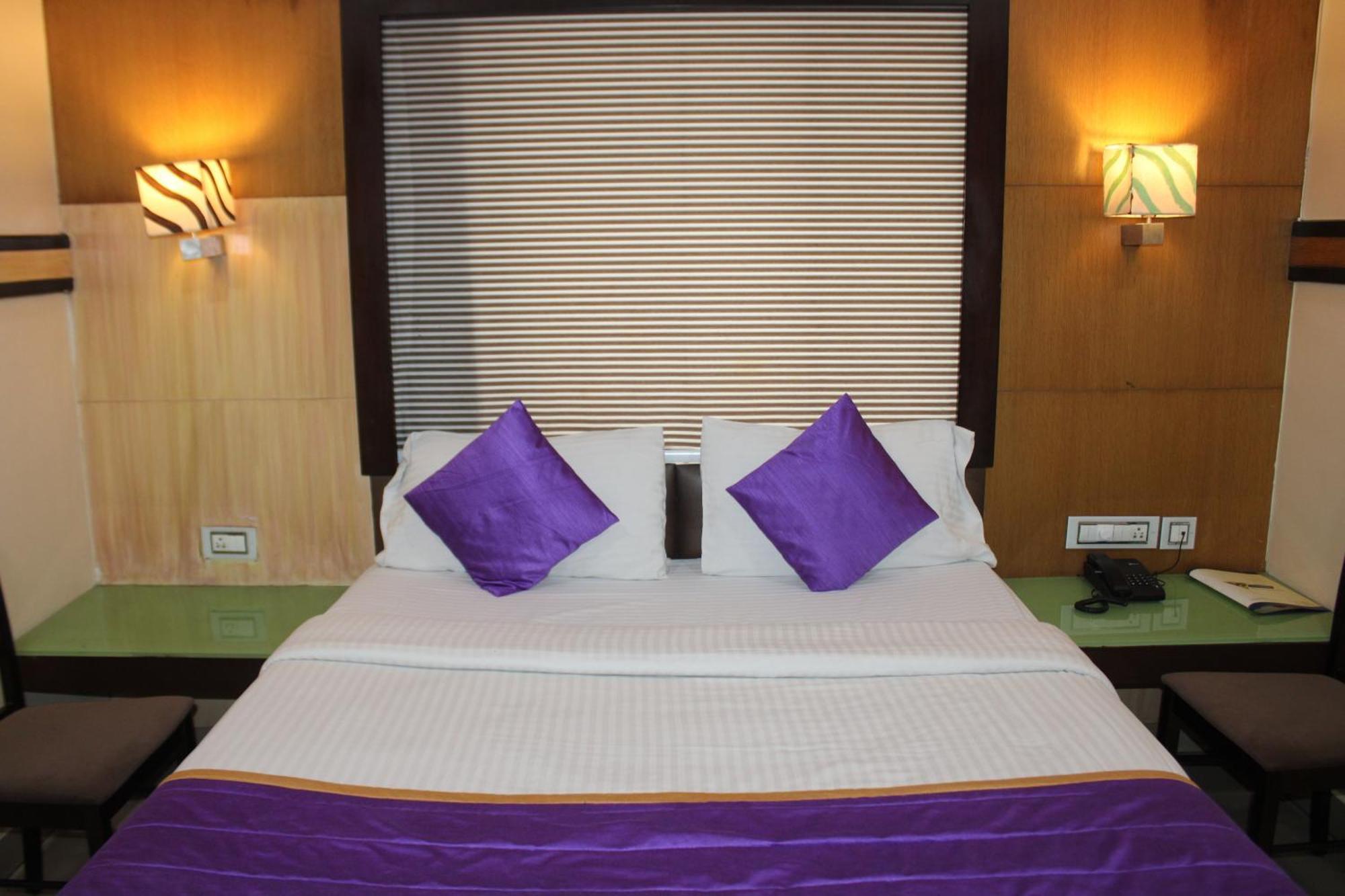Vp International Hotel Bangalore Bagian luar foto