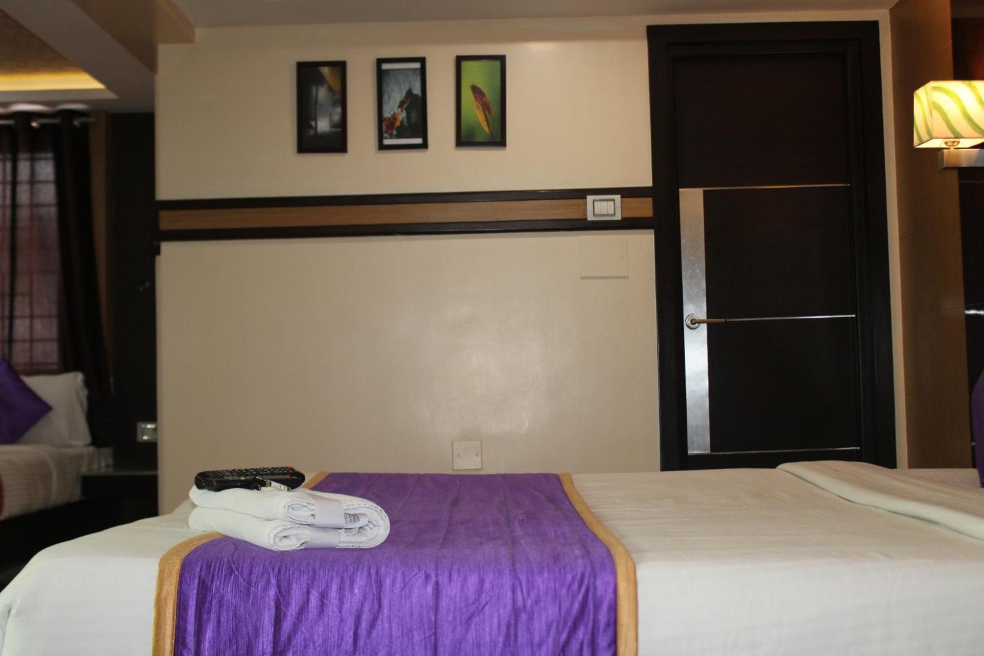 Vp International Hotel Bangalore Bagian luar foto