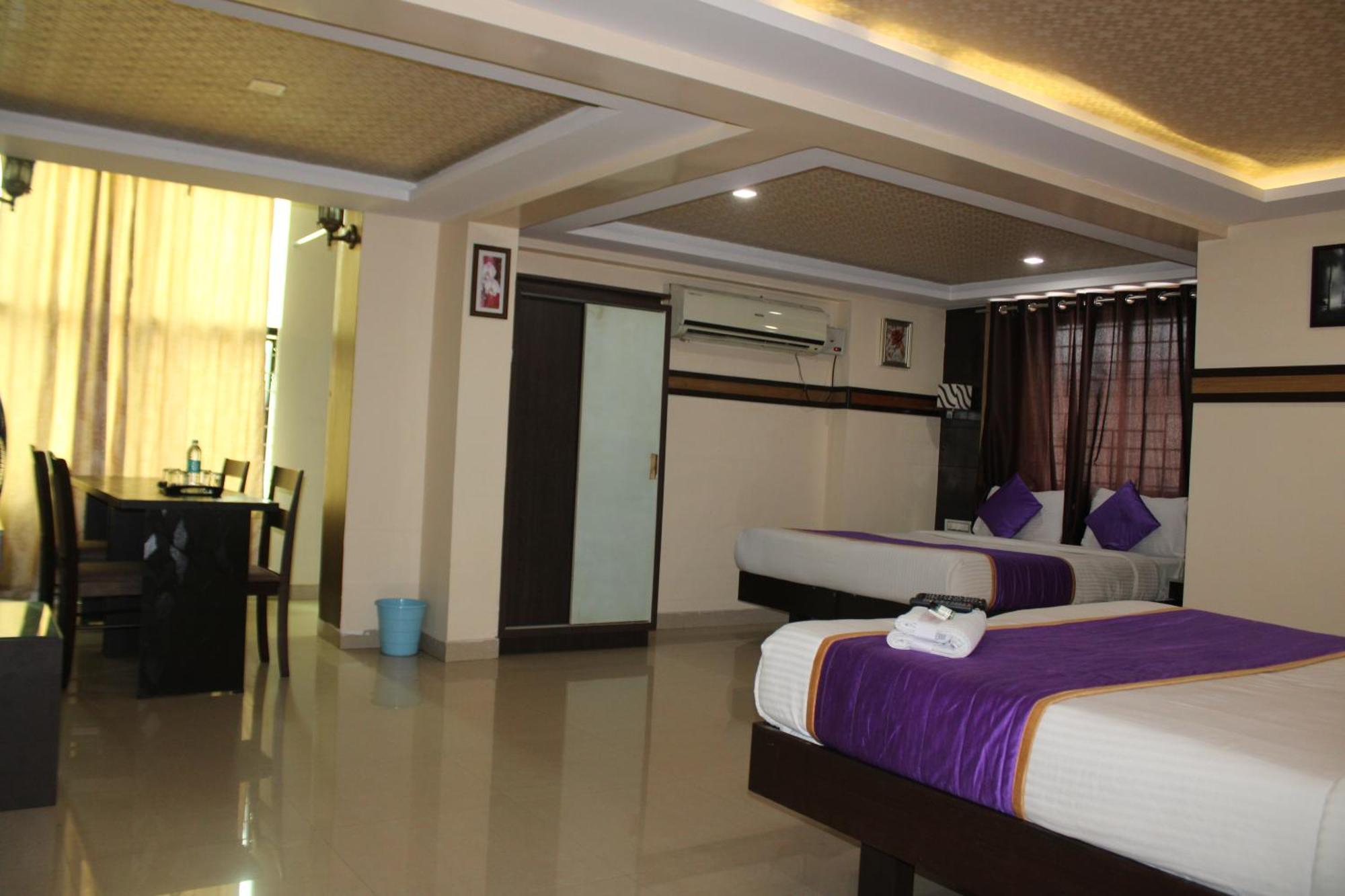 Vp International Hotel Bangalore Bagian luar foto