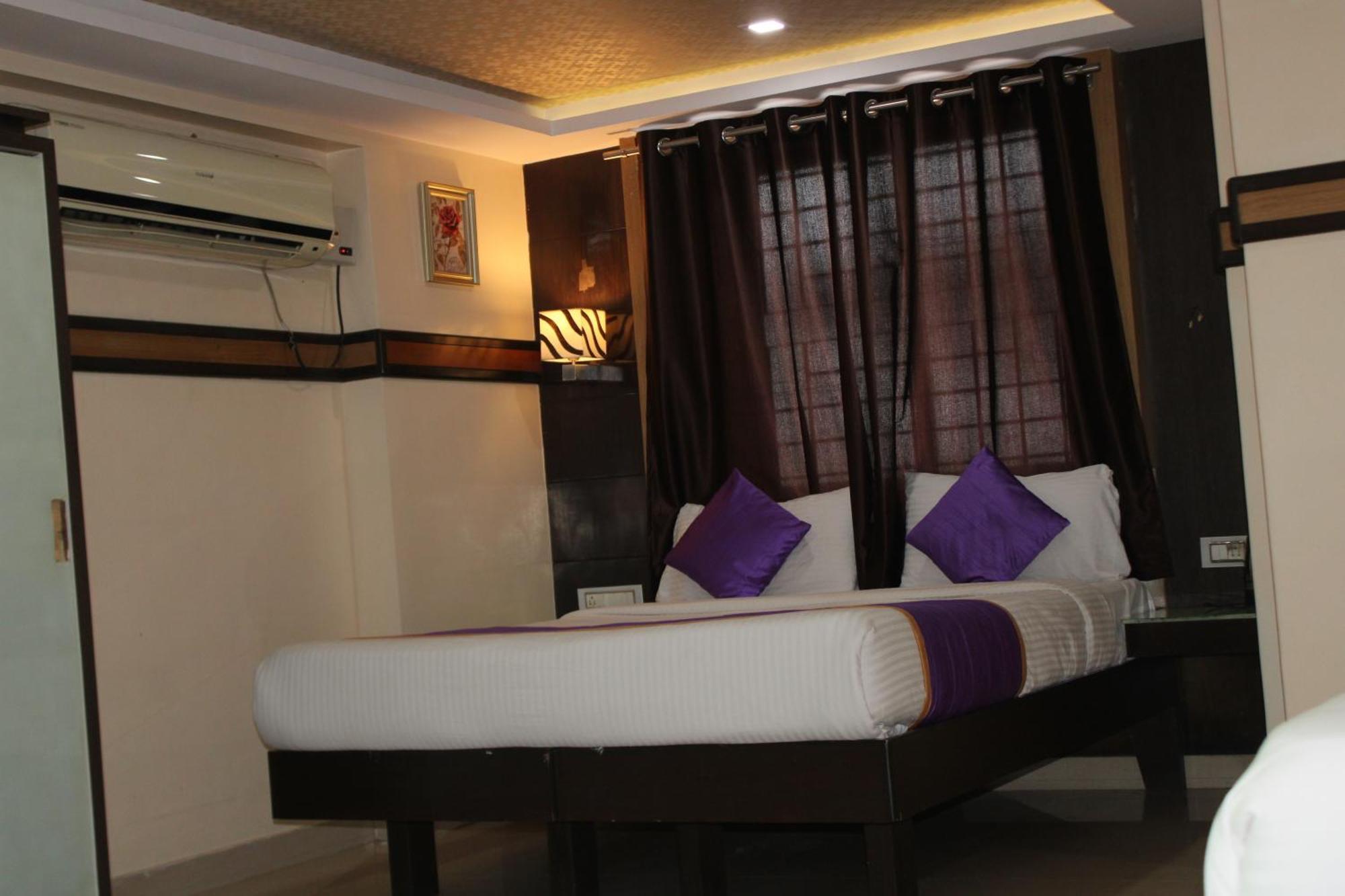Vp International Hotel Bangalore Bagian luar foto