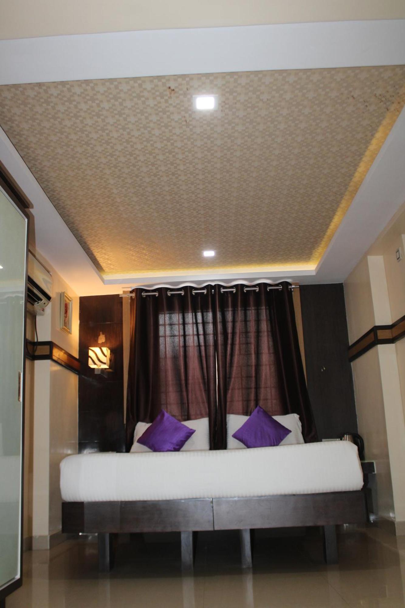 Vp International Hotel Bangalore Bagian luar foto