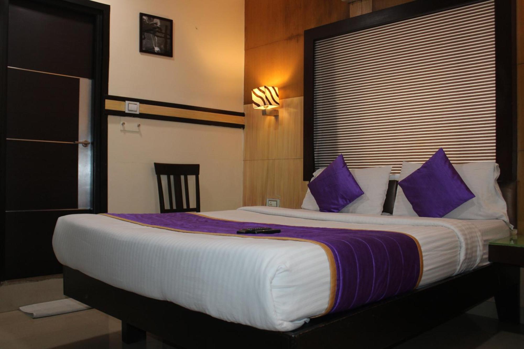 Vp International Hotel Bangalore Bagian luar foto