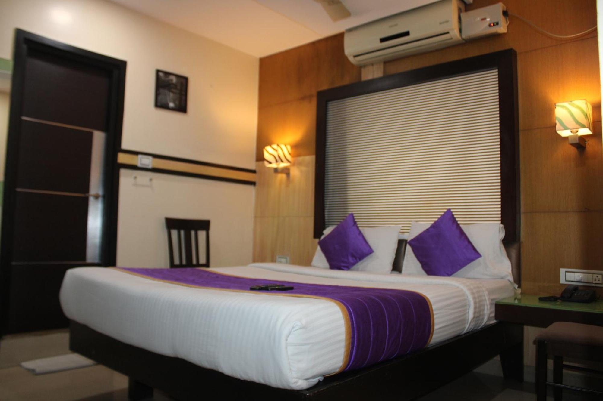 Vp International Hotel Bangalore Bagian luar foto