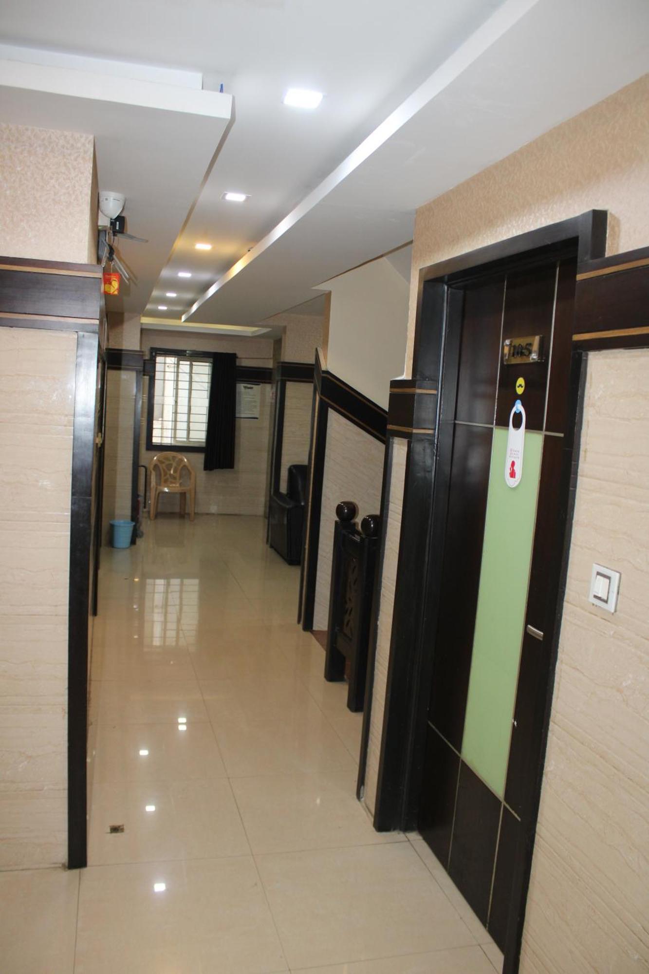 Vp International Hotel Bangalore Bagian luar foto
