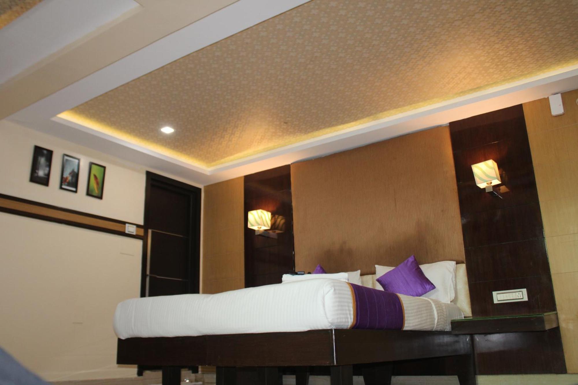 Vp International Hotel Bangalore Bagian luar foto