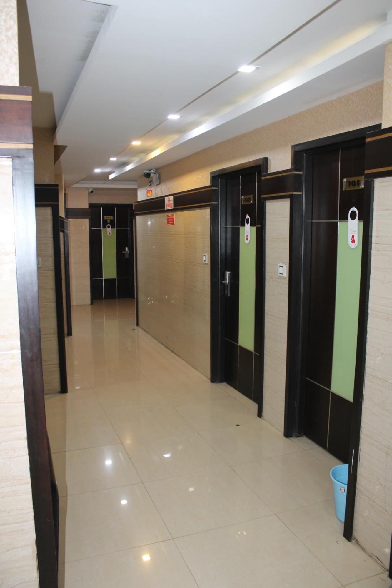 Vp International Hotel Bangalore Bagian luar foto