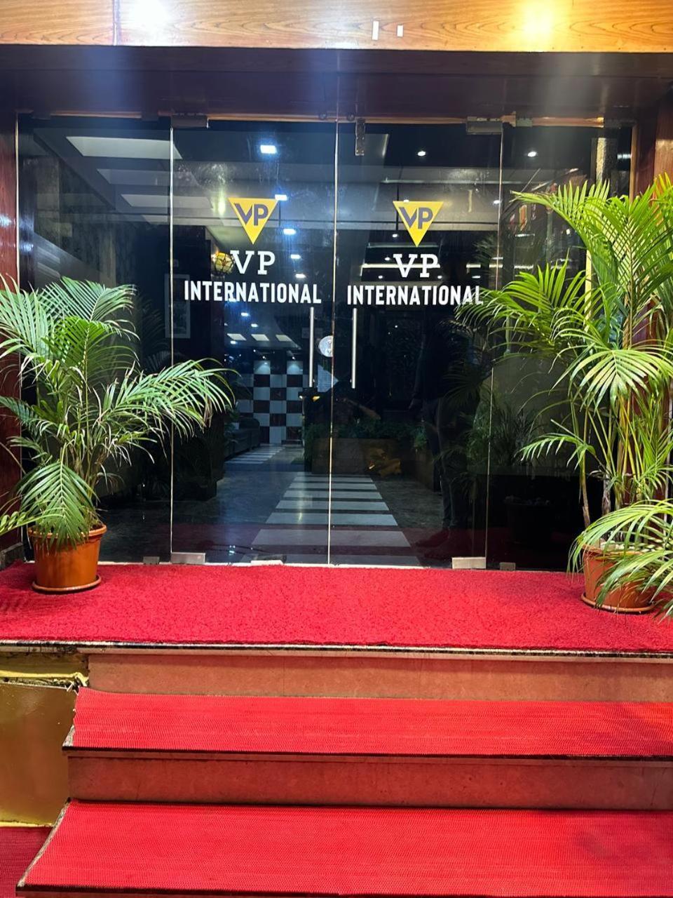 Vp International Hotel Bangalore Bagian luar foto