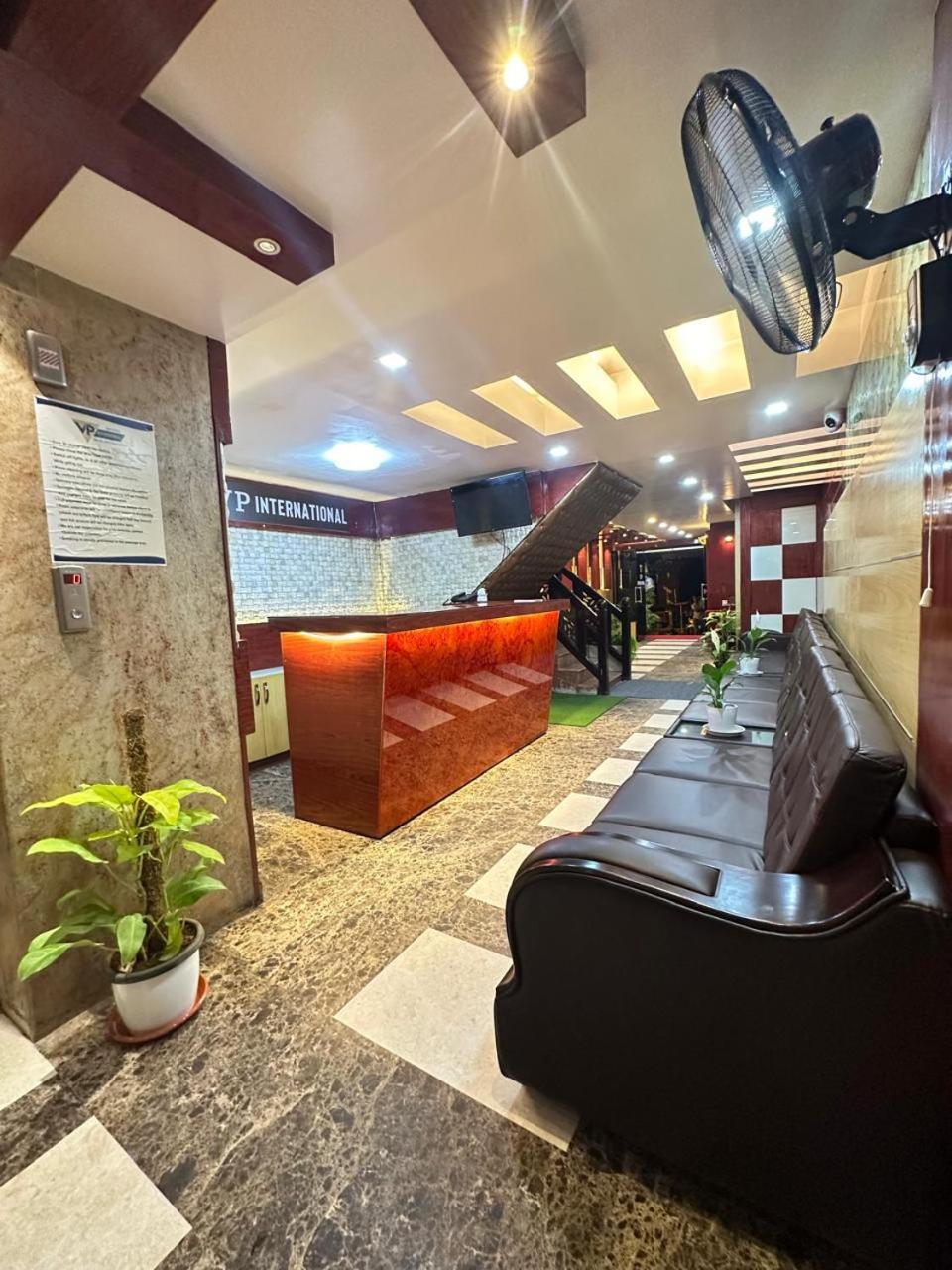 Vp International Hotel Bangalore Bagian luar foto