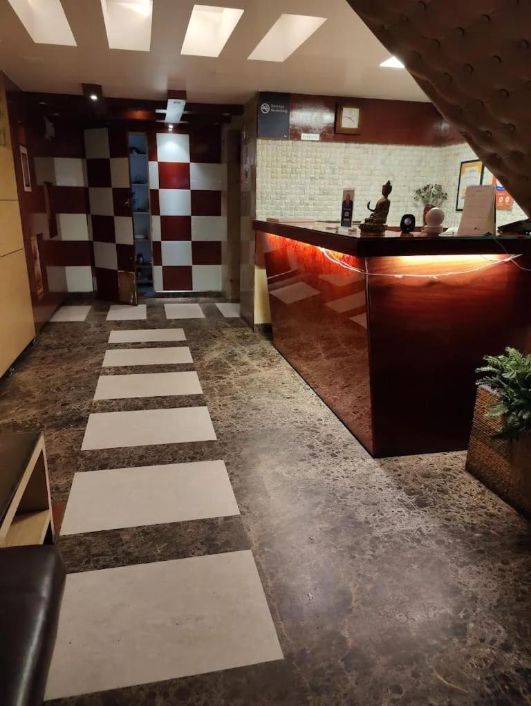 Vp International Hotel Bangalore Bagian luar foto