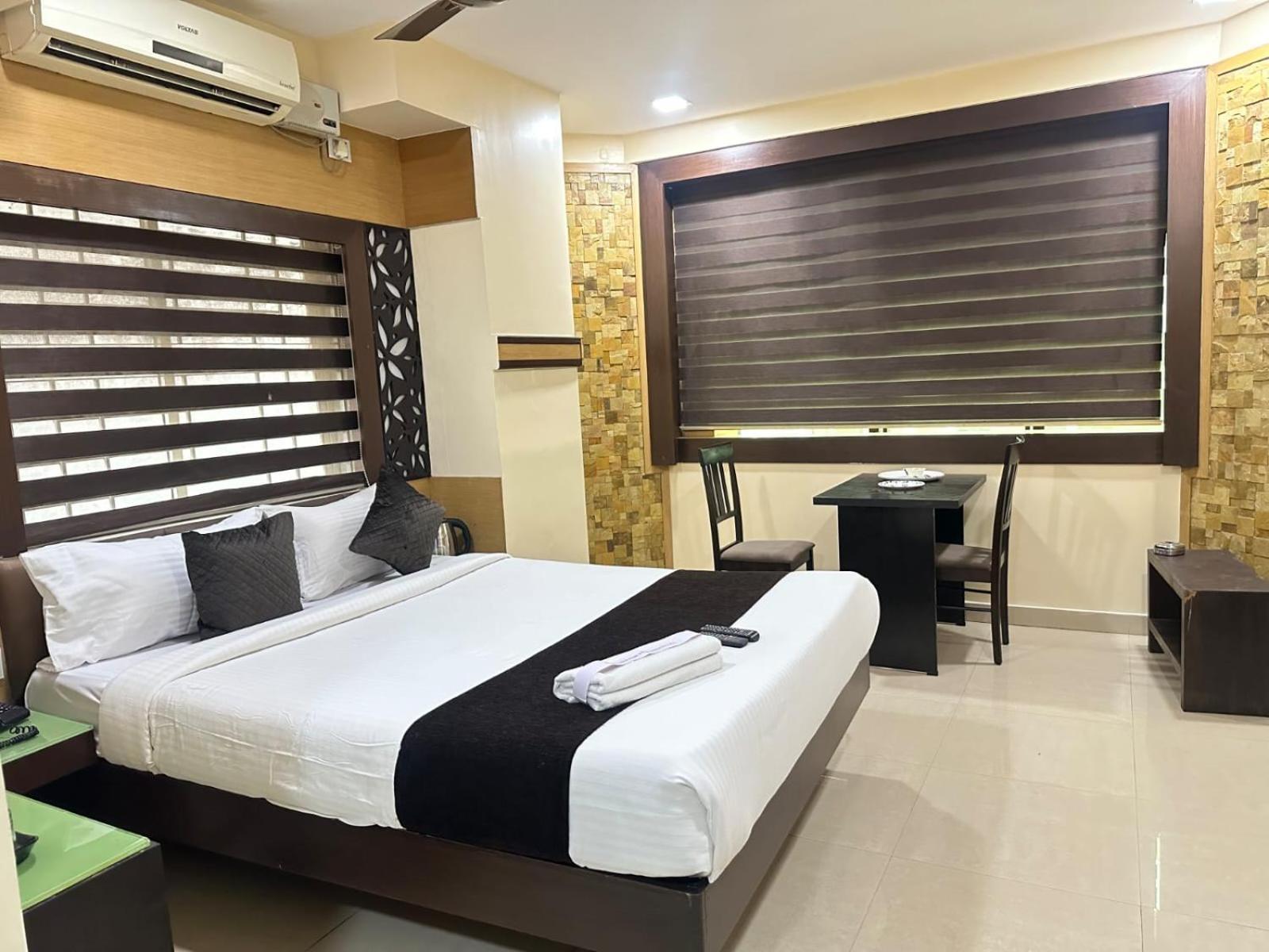 Vp International Hotel Bangalore Bagian luar foto