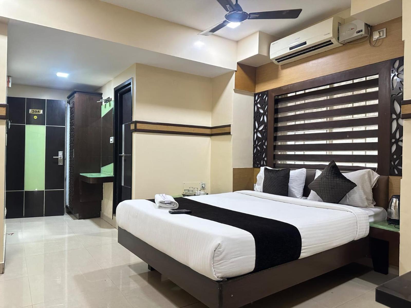 Vp International Hotel Bangalore Bagian luar foto